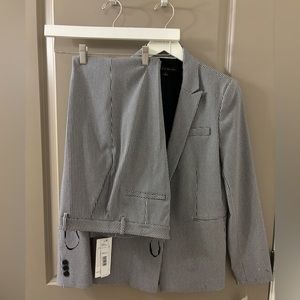Women’s jacket and pants suit, houndstooth pattern, size 6